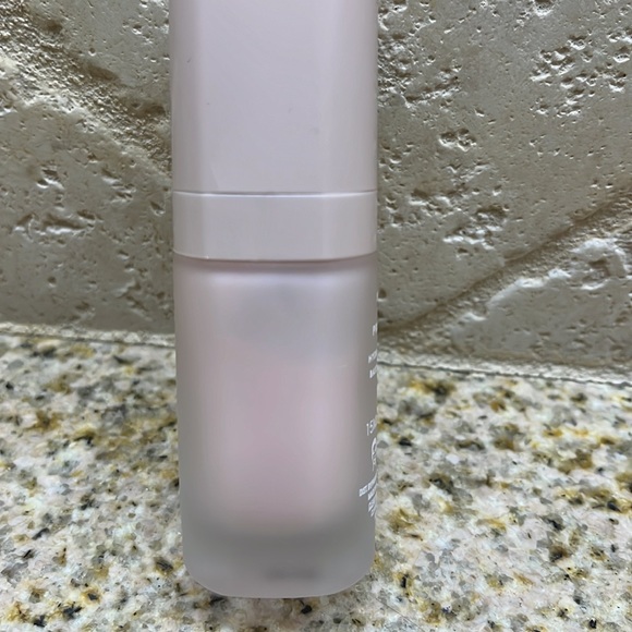 Fenty Beauty soft silk Pro Filt’r hydrating primer mini- swatched one pump only - Picture 4 of 5
